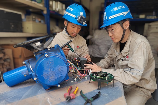 熱控一班人員正在進行電動執(zhí)行機構(gòu)修復(fù)再利用。.jpg