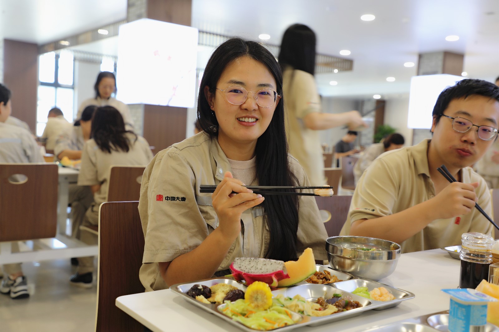 1731305392475083524.jpg 大唐保定熱電廠職工在食堂品嘗美食.jpg