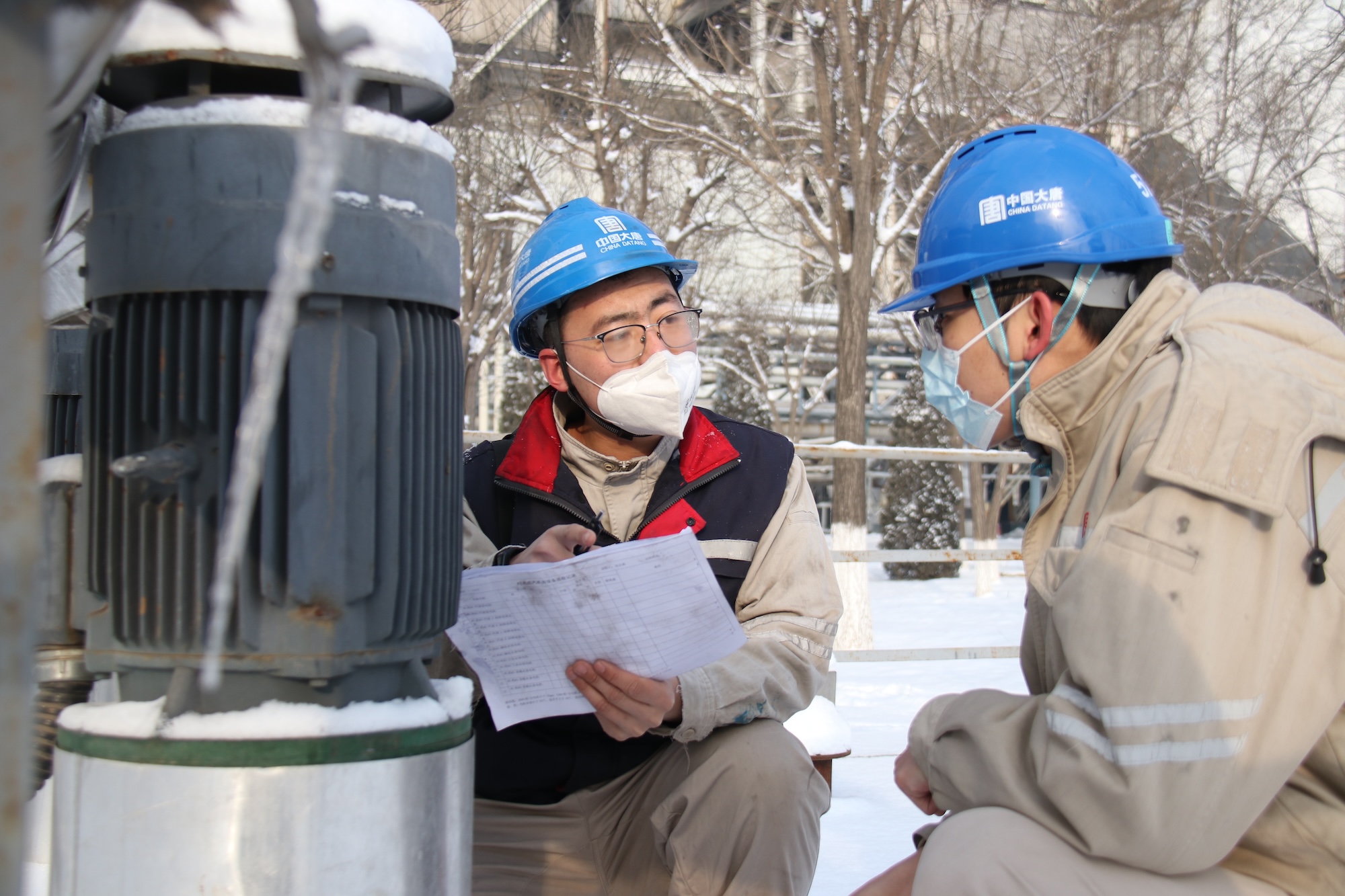 3.圖為盤山發(fā)電公司職工對室外設(shè)備進行巡檢，保障設(shè)備安全穩(wěn)定供電供熱.jpg