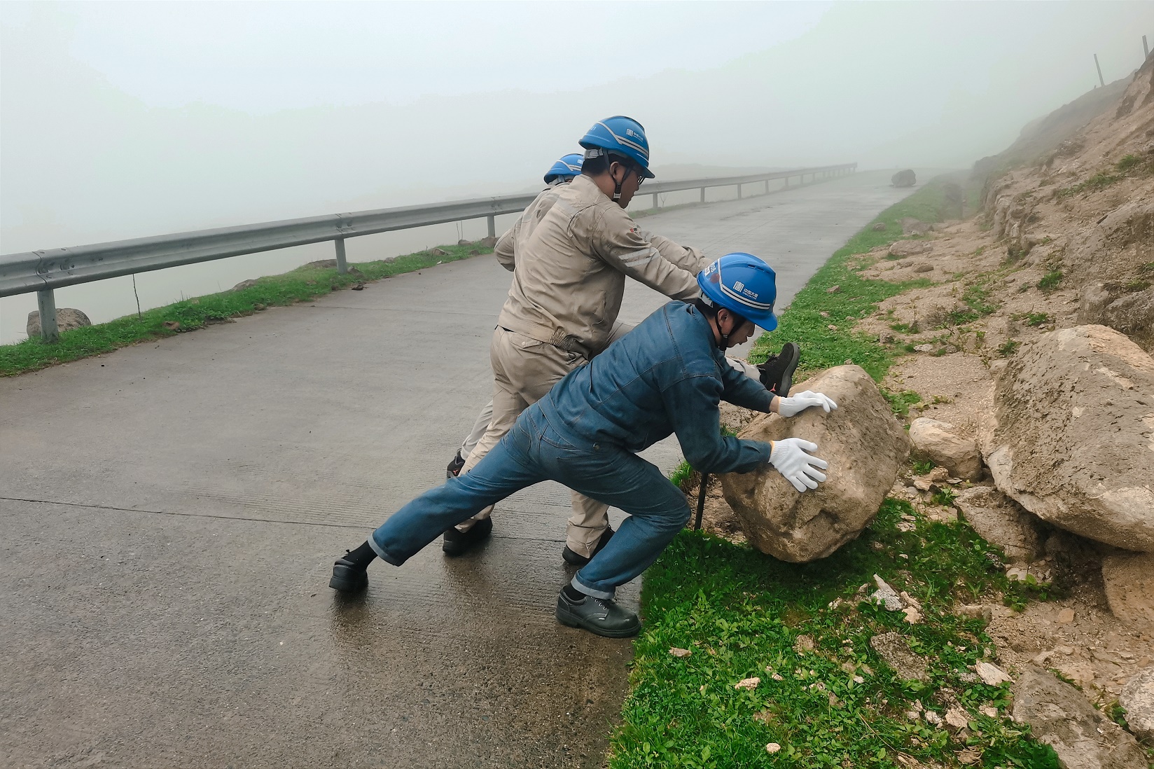 風電場清理山路滾石路障.jpg