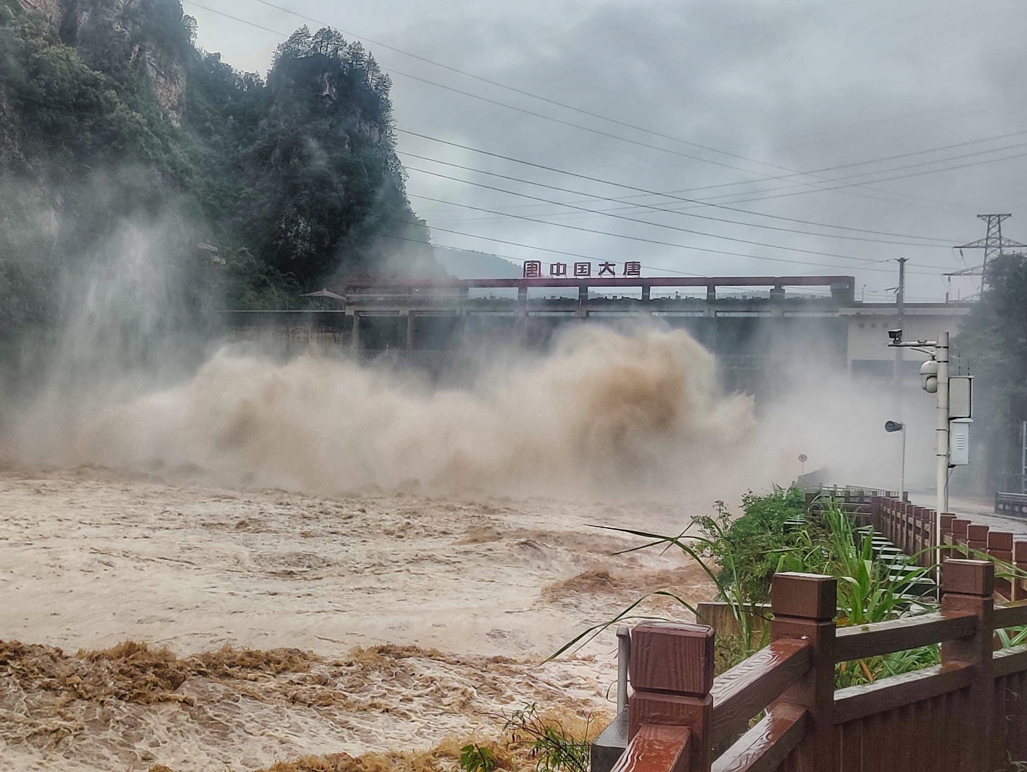 張家界水電公司迎接洪峰過境.jpg